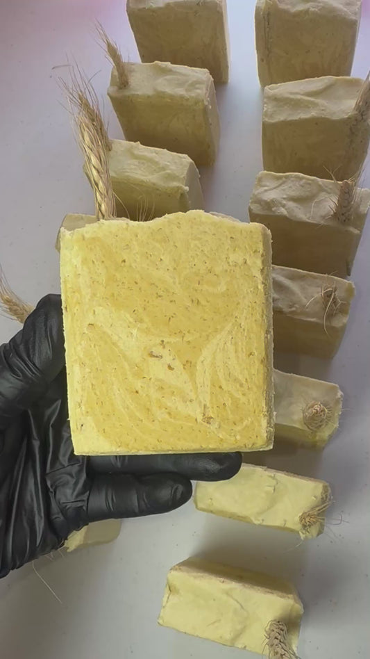 Oatmeal, Lavender & Honey: Soothing Elixir Handmade Soap/ avena, lavanda & miel: calmante & hidratante jabón natural